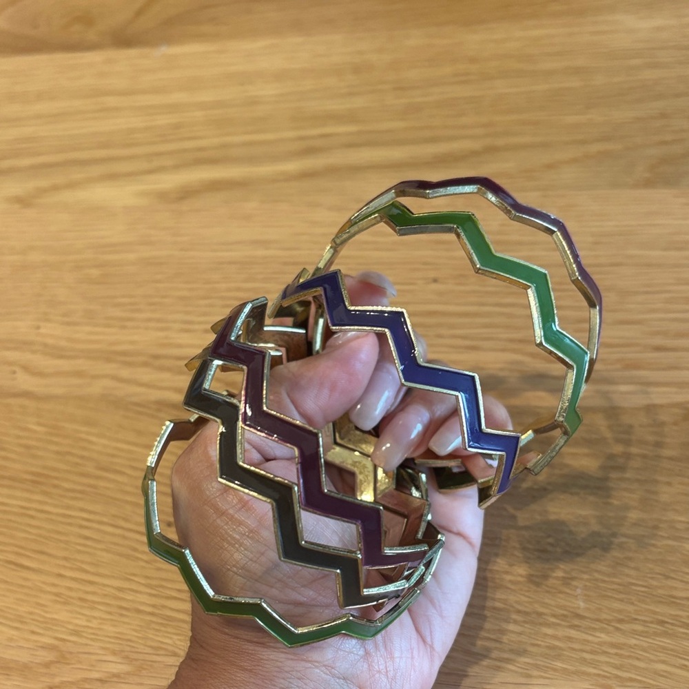 Chevron Patterned Bangle Bracelet - Picture 5 of 11